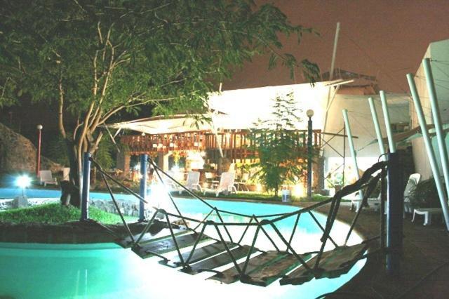 Montroi Hotel Colima Exterior foto